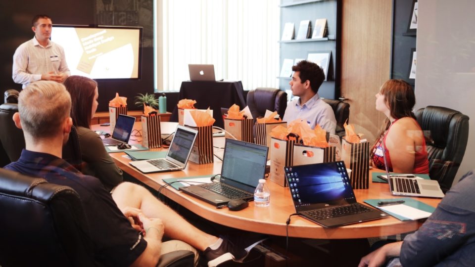 Empresas dobraram investimentos na criação de relacionamento com startups no Brasil Relacionamento de empresas com startups