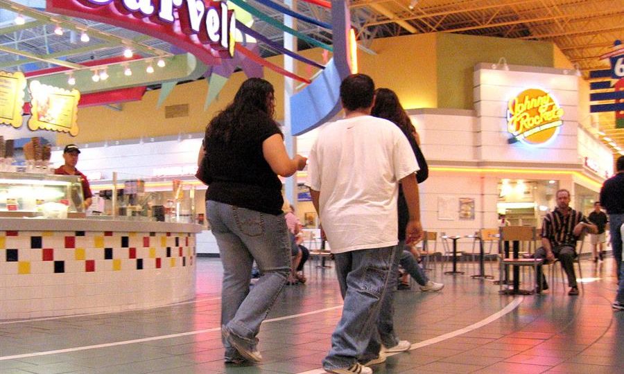 “Gordofobia” do coronavírus: políticas públicas minimizaram obesidade associada à Covid-19 Jovens americanos passeiam em shopping center de Houston, Texas (EUA)