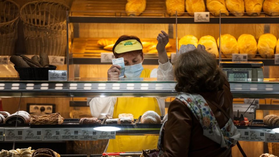 Influenza e Covid afastam até metade dos colaboradores de restaurantes brasileiros Colaboradores restaurantes