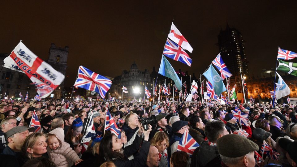 Britânicos festejam o momento em que o Reino Unido deixou oficialmente a União Europeia, em 31 de janeiro de 2020.