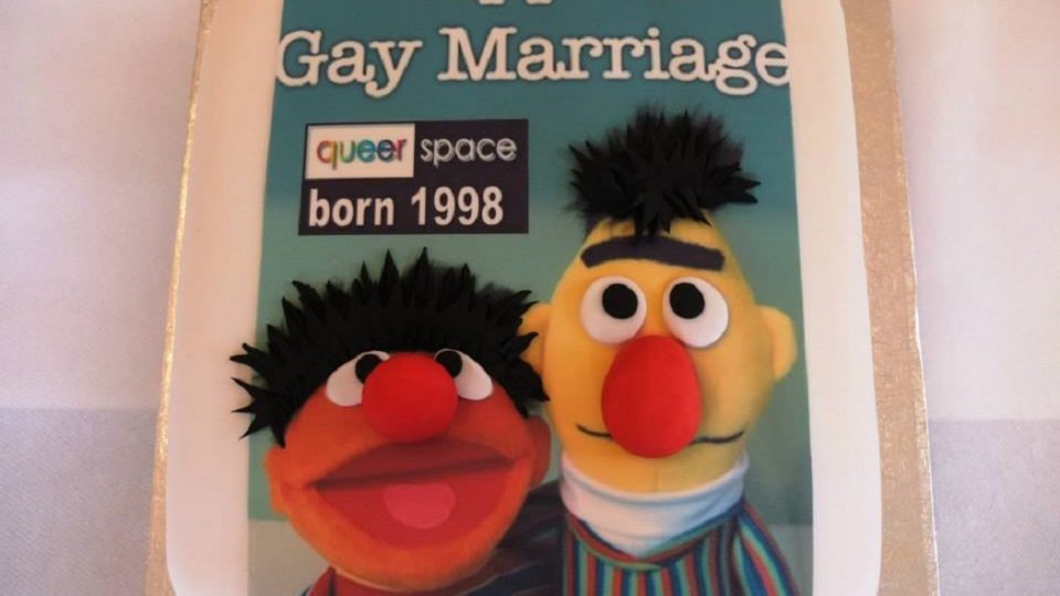 Tribunal europeu rejeita caso contra padaria que se recusou a fazer bolo com frase de apoio a casamento gay Bolo encomendado pelo autor da ação deveria ter imagem de personagens do programa infantil “Vila Sésamo” e a mensagem “Apoie o casamento gay”