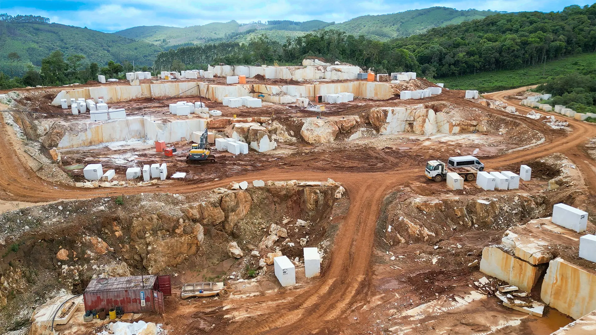 Jazida do PR Grupo Paraná onde são extraídos os mármores brancos.