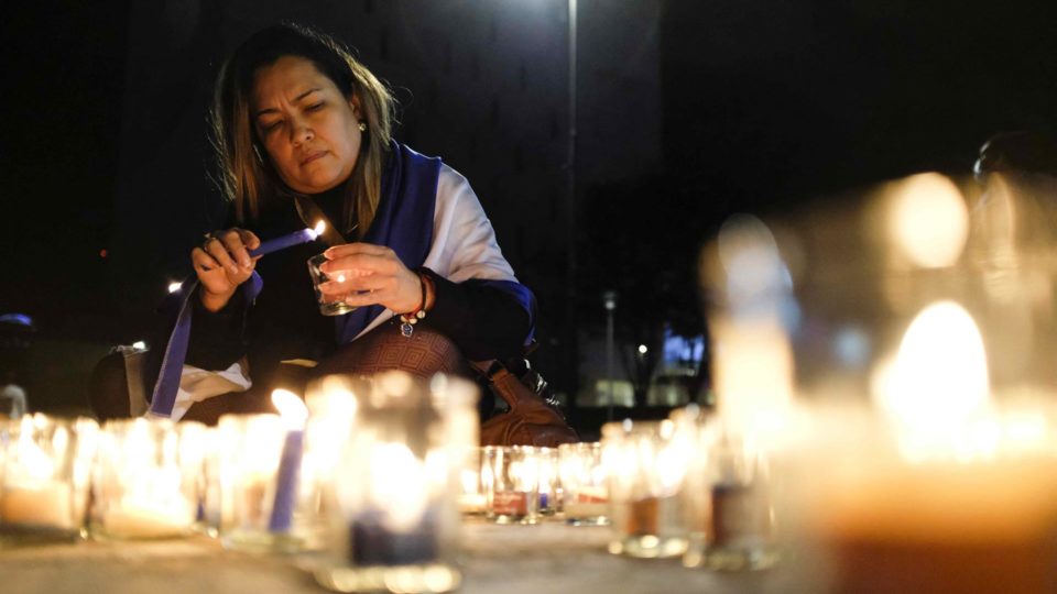 EUA e União Europeia anunciam sanções contra Nicarágua no dia da posse de Ortega Nicaraguenses que moram na Costa Rica fizeram na noite de domingo (9) uma vigília para protestar contra novo mandato do ditador