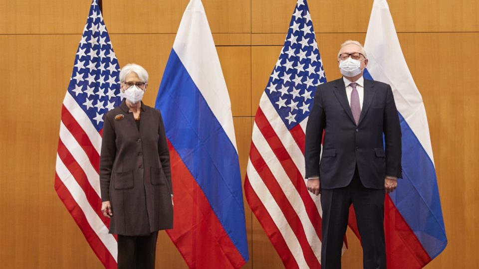 Sem grandes progressos, Rússia e EUA abrem conversas sobre crise na Ucrânia Wendy Sherman, vice-secretária de Estado e líder da delegação americana em Genebra, e o vice-ministro das Relações Exteriores russo, Serguei Riabkov