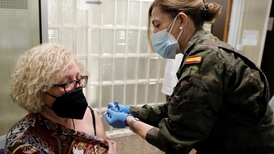 Pesquisa espanhola aponta que não vacinados de 60 a 79 anos têm 20 vezes mais chances de morrer de Covid Mulher é vacinada em Valência: imunizados nessa faixa etária têm 30 vezes menos probabilidades de darem entrada em UTI, segundo estudo