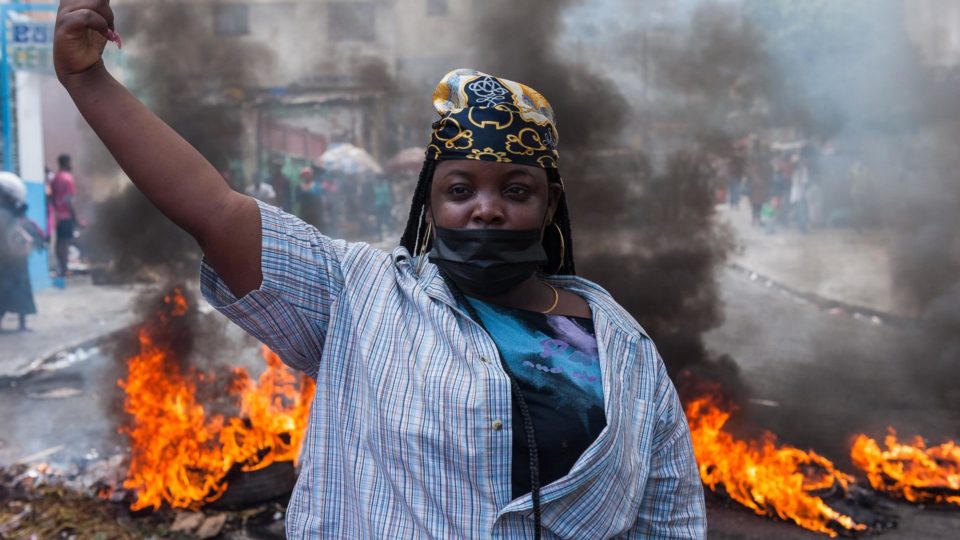 14 eleições para ficarmos de olho em 2022 – América Mulher em frente a barricada durante protestos em Pétion-ville, 7 de janeiro. O Haiti, mergulhado em uma crise de segurança, não tem a estabilidade necessária para realizar eleições, seis meses após o assassinato do presidente Jovenel Moise