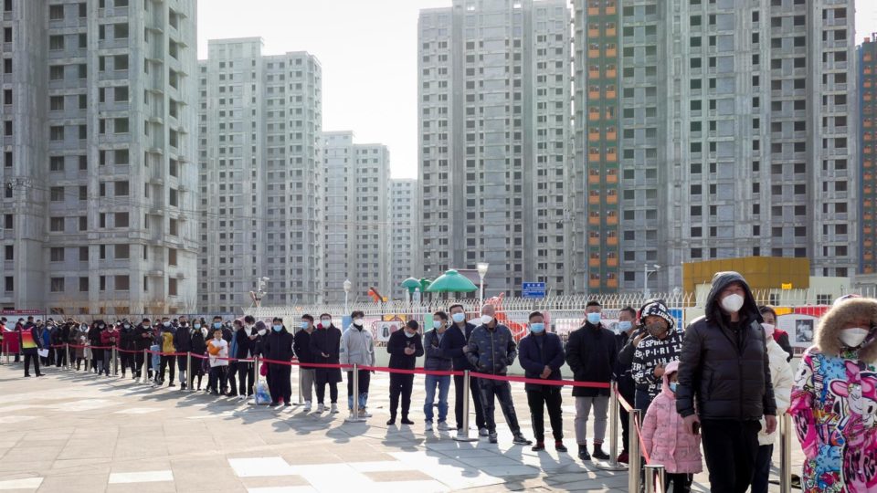 China impõe lockdown a terceira cidade por surto de Covid-19 Residentes fazem fila em posto de testes de Covid-19 em Tianjin, China, 9 de janeiro