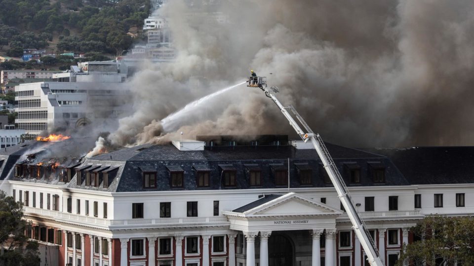 Suspeito de incendiar Parlamento da África do Sul é acusado de terrorismo Bombeiros combatem incêndio na sede da Assembleia Nacional da África do Sul, em Cidade do Cabo, 3 de janeiro