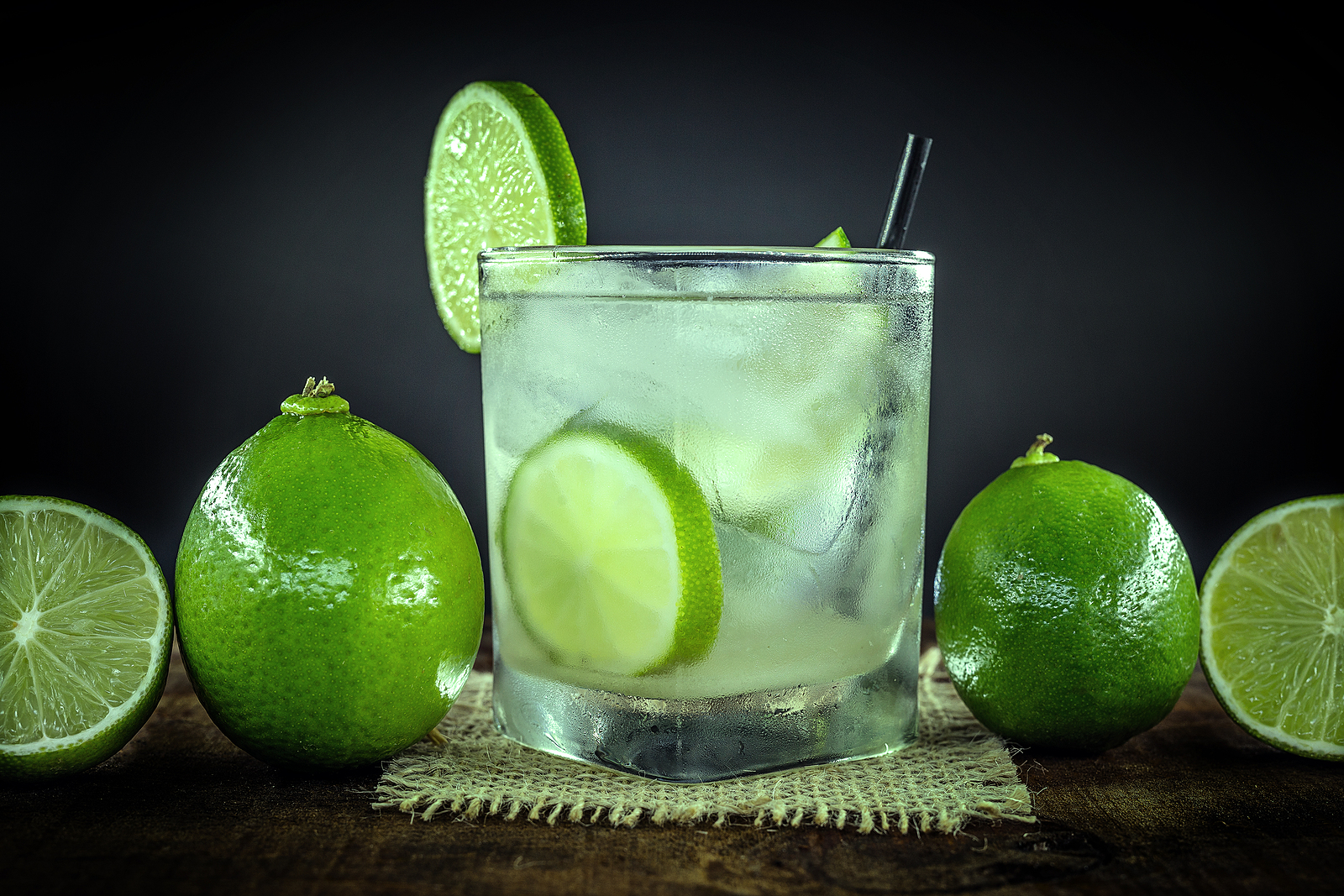 Para os puristas, a caipirinha só pode levar gelo, açúcar, limão e, claro, cachaça.