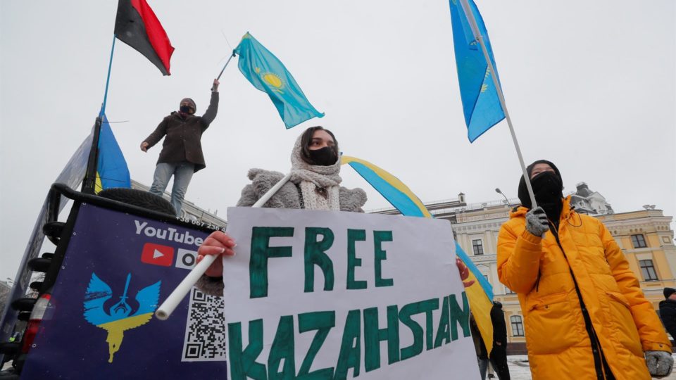 Rússia faz exercícios militares perto da fronteira com a Ucrânia; Cazaquistão anuncia saída das tropas da OTSC Manifestação em solidariedade aos protestos no Cazaquistão, realizada em Kiev, capital da Ucrânia, no último fim de semana