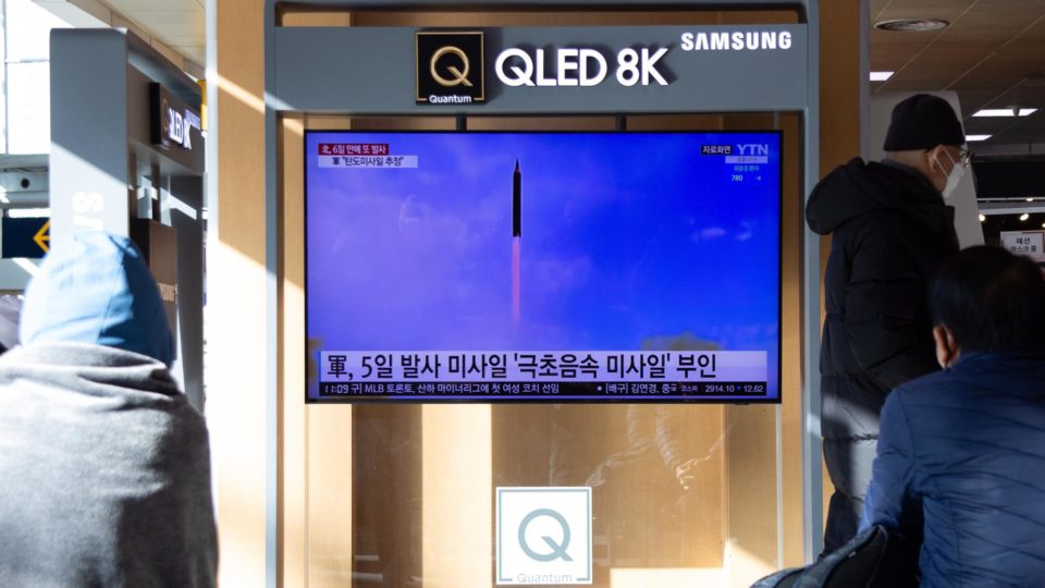 Coreia do Norte diz que testou míssil hipersônico na presença de Kim Jong-un Sul-coreanos em Seul acompanham noticiário sobre o lançamento do míssil da Coreia do Norte