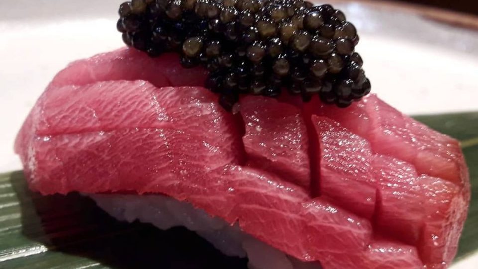 Aizu reabre no Bigorrilho. Em soft open, para alguns ajustes finais Exclusividade do Aizu: Sushi de O-toro com caviar, feito com a barriga do blue finn, o mais nobre dos atuns.