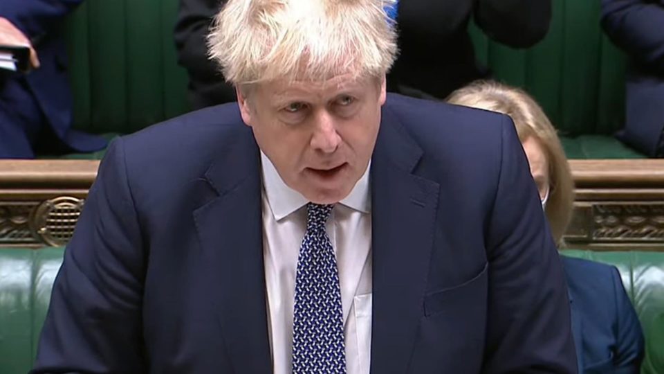 Boris Johnson admite ter participado de festa durante lockdown e pede desculpas O primeiro-ministro britânico Boris Johnson pediu desculpas por ter participado de festa enquanto o país obedecia regras rígidas de confinamento