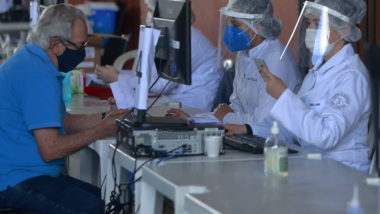 46% dos brasileiros não tomaram as doses de reforço das vacinas da Covid Vacina: Enfermeira realizando cadastro para covid-19 em Curitiba