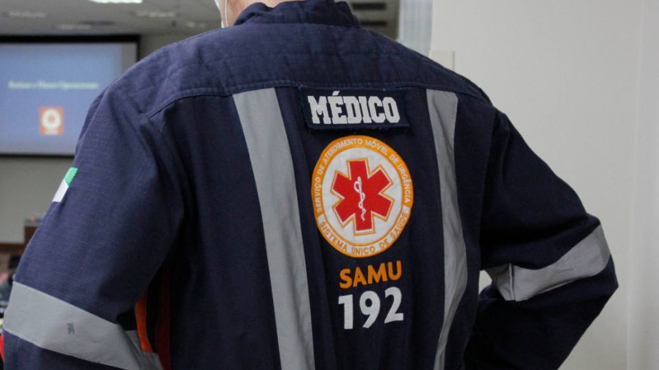 Curitiba garante reposição das equipes de saúde se afastamentos por Covid aumentarem Médico do serviço de emergência Samu 192 da prefeitura de Curitiba.