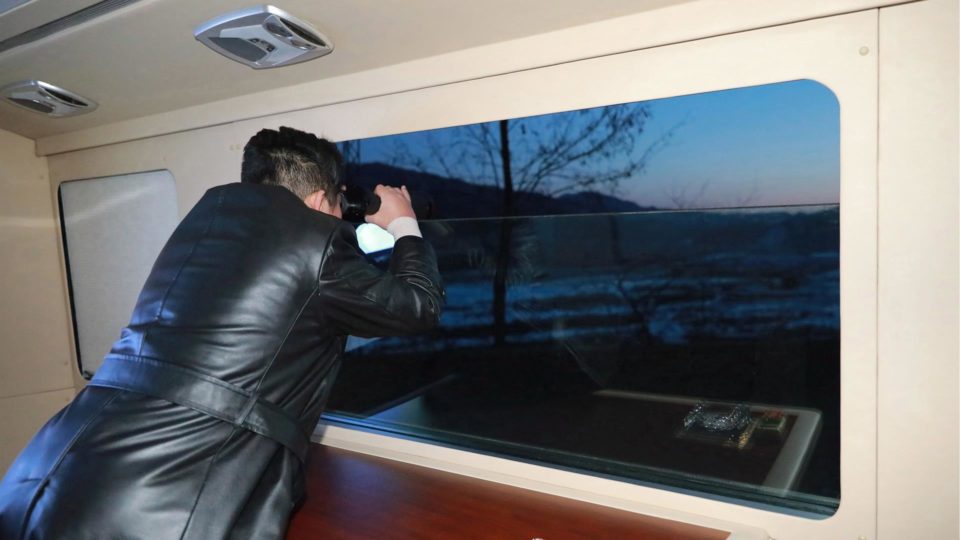 EUA aplicam sanções contra cidadãos da Coreia do Norte e Rússia por apoio a programas de armas de Kim Jong-un O ditador norte-coreano, Kim Jong-un, supervisiona o teste de um suposto míssil hipersônico no início desta semana