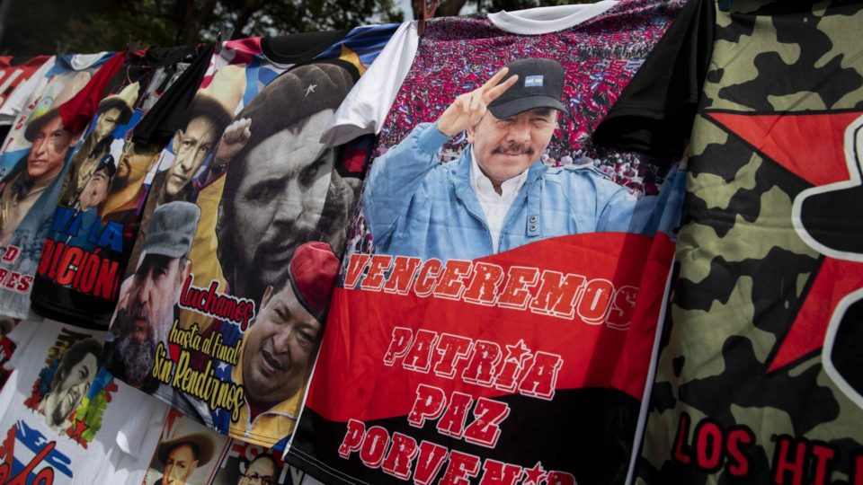 Presença de embaixador argentino e acusado de atentado da Amia em posse na Nicarágua gera críticas Camiseta com a imagem de Daniel Ortega, no dia da posse do ditador da Nicarágua, em Manágua, 10 de janeiro