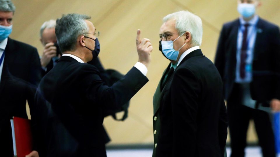 Após nova reunião sem avanços sobre Ucrânia, Otan fala em “risco real” de nova guerra na Europa O secretário-geral da Otan, Jens Stoltenberg (à esquerda), e o vice-ministro das Relações Exteriores da Rússia, Alexander Grushko, no encontro em Bruxelas