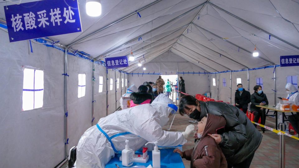 14 milhões de pessoas em cidade da China terão que ficar em casa até serem testadas para Covid Testes em massa começaram no domingo (9), após infecções pela variante ômicron terem sido relatadas na véspera