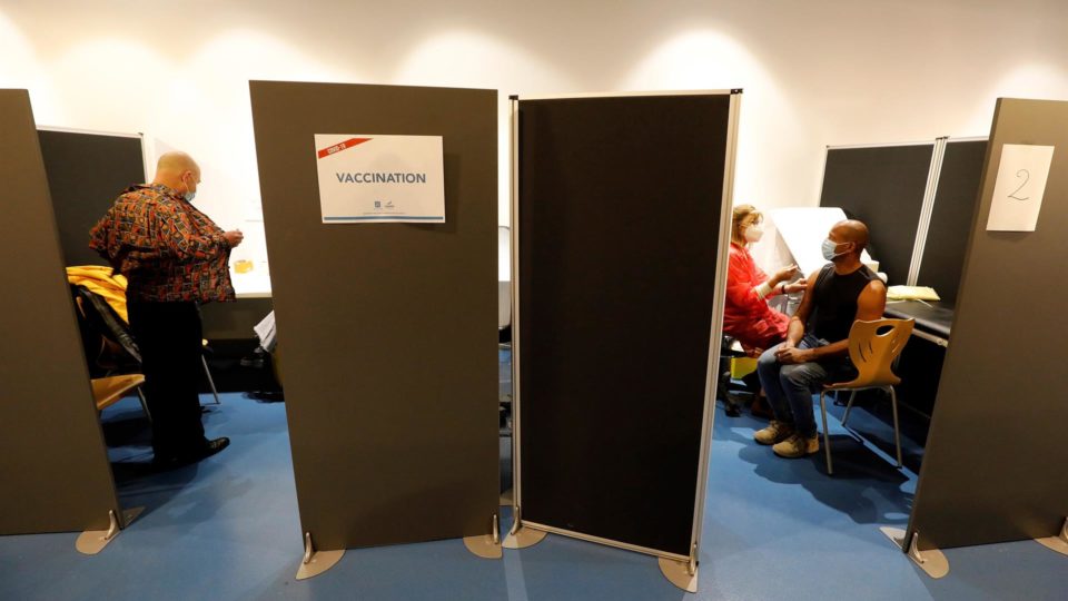 Senado francês aprova passaporte de vacina para acesso a lugares públicos Enfermeira aplica vacina contra Covid-19 em posto de saúde em Cannes, França, 13 de janeiro