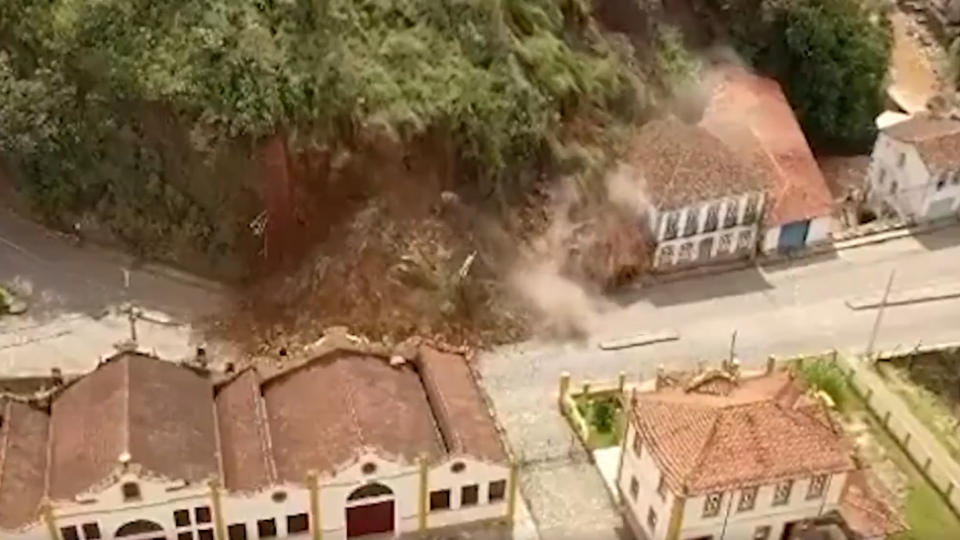 Parte do Morro da Forca cedeu sobre um casarão do século XVIII da prefeitura e um depósito no centro histórico de Ouro preto (MG).