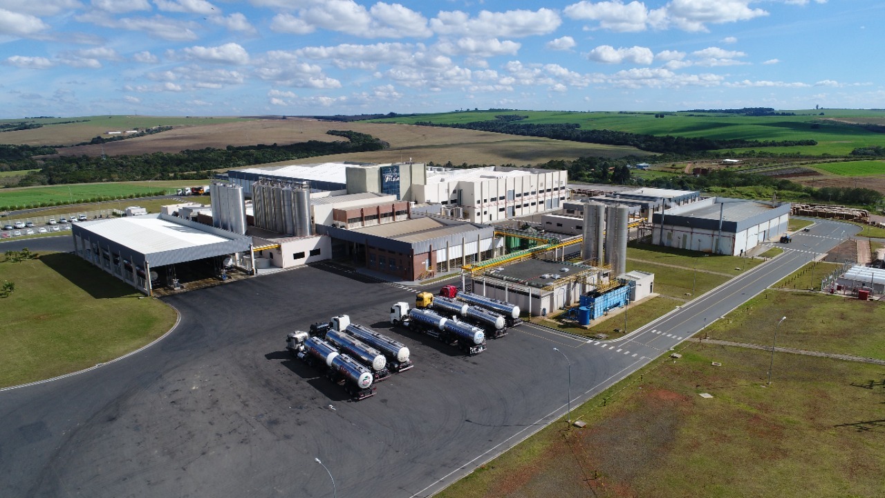 Vista aérea de uma unidade de beneficiamento de leite de uma das cooperativas da Unium (Capal, Castrolanda e Frísia).