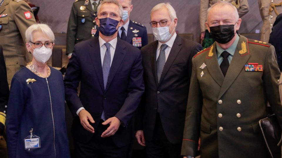 Rússia não descarta envio de militares a Cuba e Venezuela, caso tensões com EUA continuem A secretária adjunta de Estado dos EUA, Wendy Sherman; o secretário-geral da Otan, Jens Stoltenberg; o ministro adjunto das Relações Exteriores da Rússia, Alexander Grushko; e o ministro adjunto da Defesa da Rússia, Alexander Fomin, durante reunião em Bruxelas, Bélgica, 12 de janeiro
