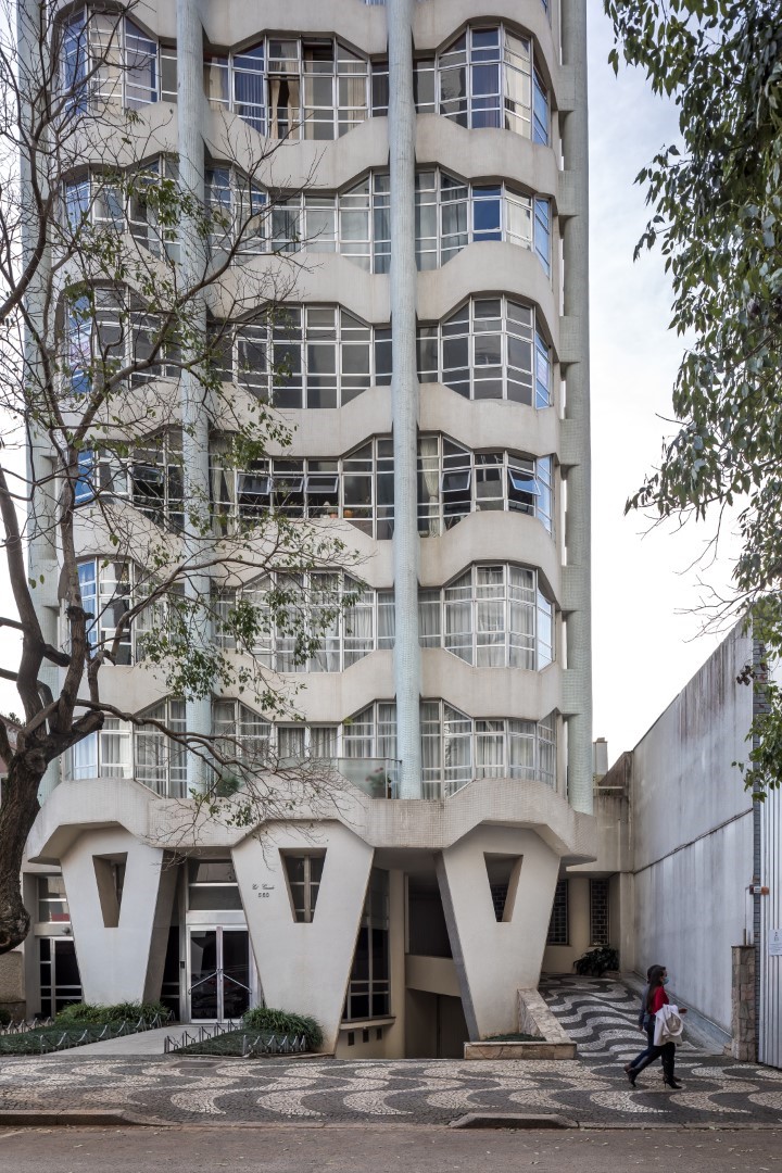 A icônica fachada do Edifício Canadá, na Comendador Araújo. A icônica fachada do Edifício Canadá, na Comendador Araújo.