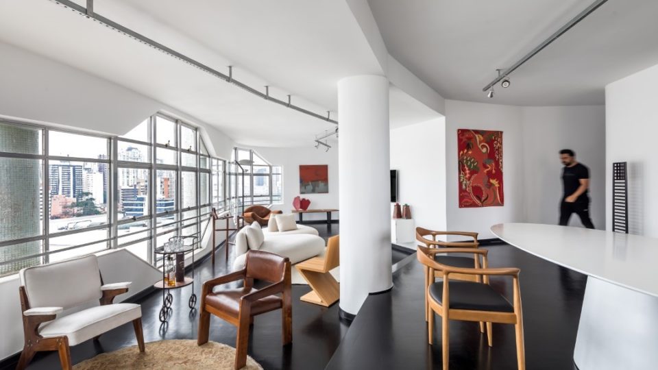 Um modernista contemporâneo: apartamento reformado mantém elementos dos anos 1960 O projeto de Vivian Brune uniu espaços sociais e resgatou a linguagem modernista do apartamento.