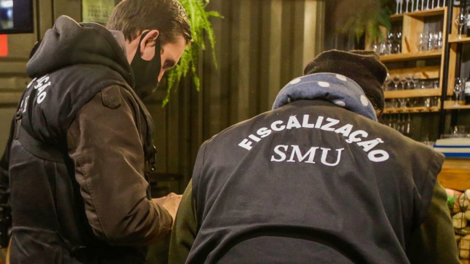 Curitiba emite R$ 30 milhões em multas da pandemia, mas cobrança fica só para 2023 Fiscalização em Curitiba das medidas de prevenção contra a Covid-19.