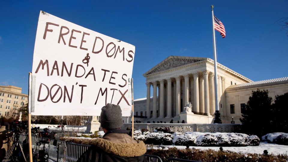 Lobotomizados Anônimos Manifestante contrário à obrigatoriedade de vacinação protesta diante da Suprema Corte, em Washington.