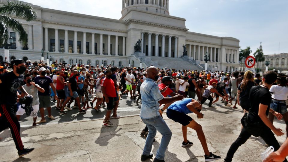 Relatório da HRW: repressão e fraudes eleitorais são sinais de fraqueza de regimes autoritários Protesto em frente ao Capitólio de Cuba em Havana, em 11 de julho: país teve as maiores manifestações pró-democracia em décadas