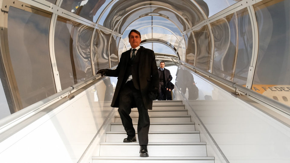 Justiça dá 5 dias para governo explicar voos de ministros na classe executiva O presidente Jair Bolsonaro (PL) editou um decreto que permite voos na classe executiva para ministros do governo em viagens internacionais.