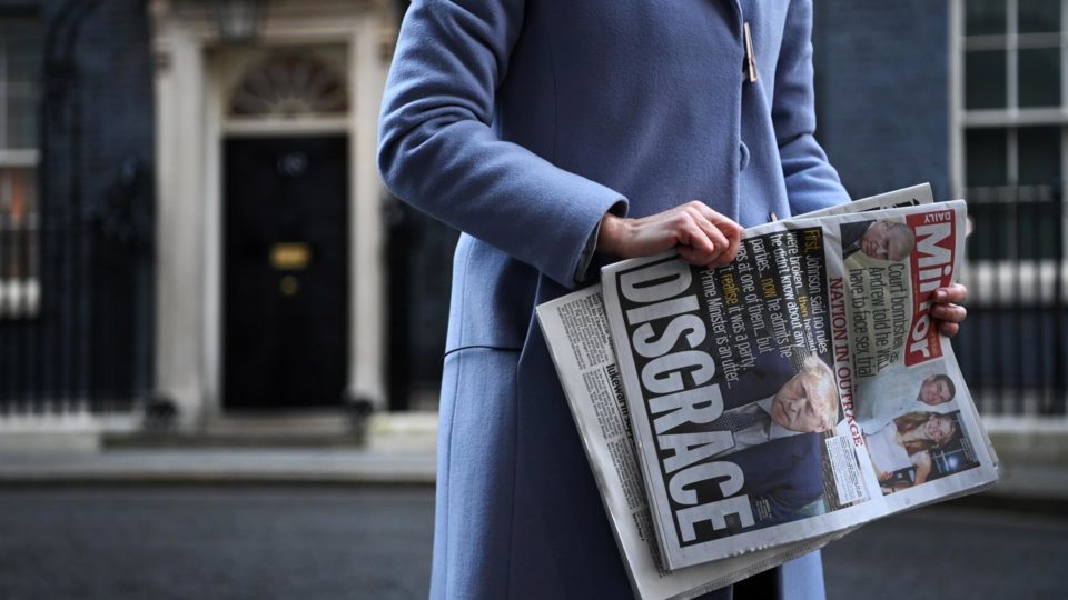 Festa secreta e a possível renúncia de Boris Johnson Jornalista segura jornal com críticas a Boris Johnson, em frente à residência oficial do primeiro-ministro britânico, em Londres, 13 de janeiro