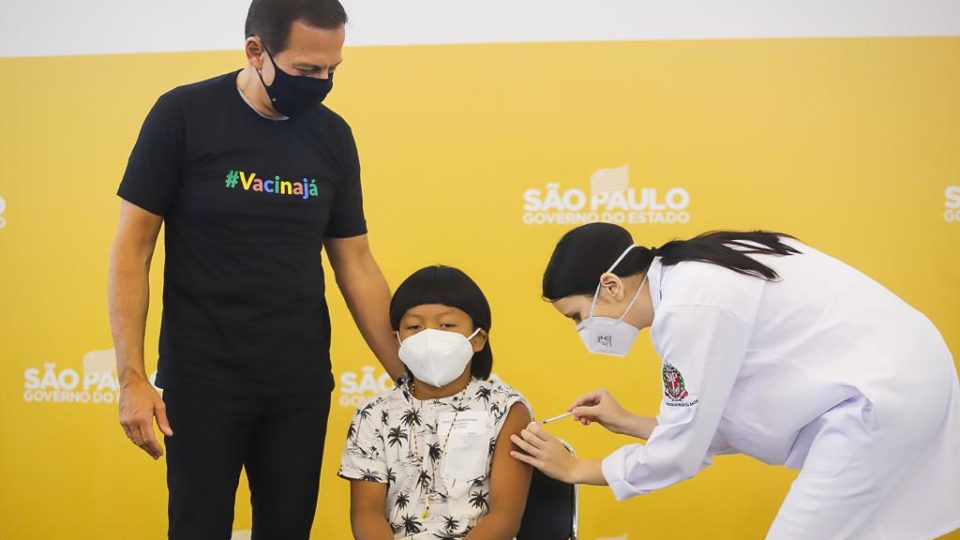 Indígena de 8 anos é a 1ª criança vacinada contra a Covid-19 no Brasil Davi é a 1ª criança a receber a vacina contra Covid no país. Ele tem uma deficiência motora rara e recebe tratamento especializado no Hospital das Clínicas em SP.