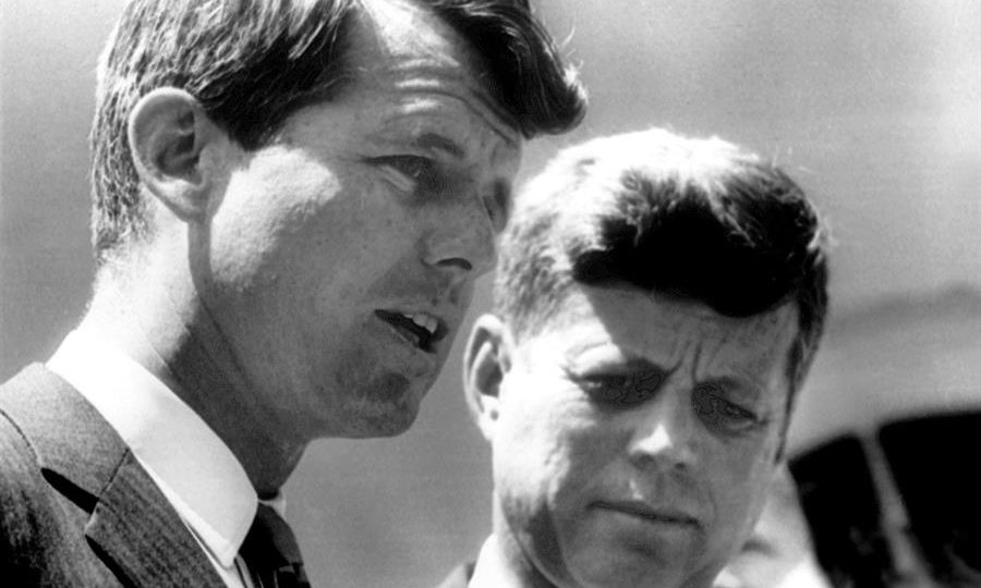 Califórnia rejeita dar liberdade condicional a assassino de Robert F. Kennedy Robert F. Kennedy (esq.), ao lado do seu irmão, o presidente dos EUA John F. Kennedy, em maio de 1963. O governador da Califórnia rejeitou a concessão de liberdade condicional ao assassino do senador americano
