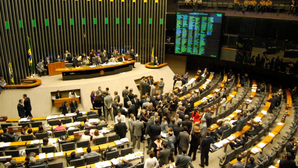 Como políticos ganham com projetos de lei polêmicos mesmo quando não os aprovam Cerca de 4,3 mil projetos de lei foram apresentados na Câmara dos Deputados em 2021. A maior parte nem sequer será votada .