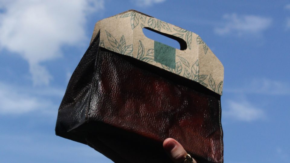 Designers criam embalagens de presente com celulose bacteriana que viram bolsas e cachepôs Designers criam embalagens de presente com celulose bacteriana que viram bolsas e cachepôs
