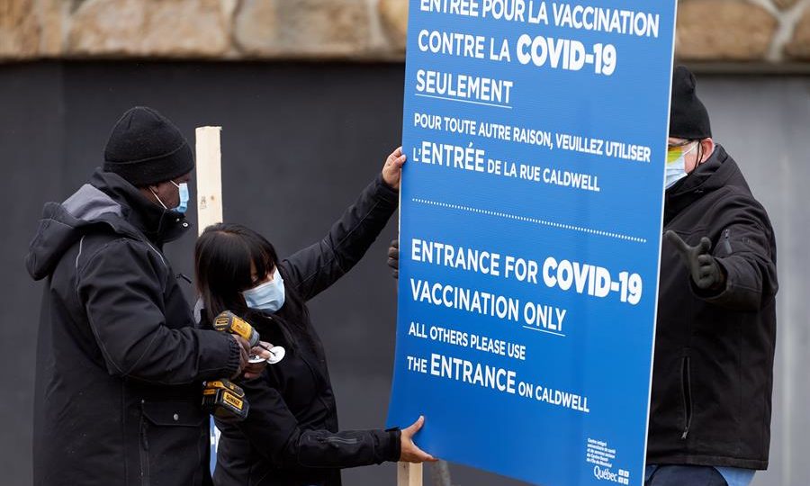Canadá proíbe pai não vacinado de visitar o filho Funcionários organizam posto de saúde para vacinação contra Covid-19 em Montreal, Canadá, dezembro de 2020. A justiça canadense decidiu suspender o direito de um pai não vacinado de visitar o seu filho