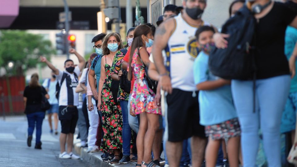 Cortes de luz continuam afetando milhares na Argentina durante onda de calor A Argentina enfrenta uma onda de calor que resulta em aumento do consumo elétrico. Em BuenosAires, milhares enfrentam cortes de luz