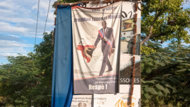 Ex-senador é preso em investigação do assassinato do presidente do Haiti Bandeira com a foto do presidente do Haiti, Jovenel Moise, assassinado em julho de 2021.