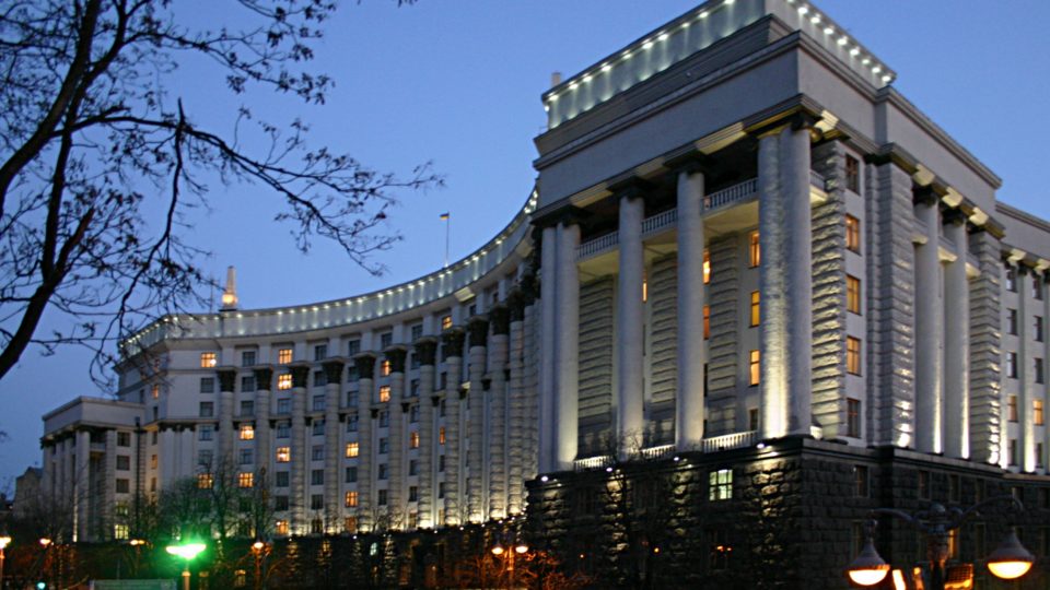 Microsoft confirma ataque a computadores da Ucrânia; governo acusa a Rússia Edifício do gabinete de ministros, em Kiev, na Ucrânia, onde vários computadores foram afetados pelo malware.