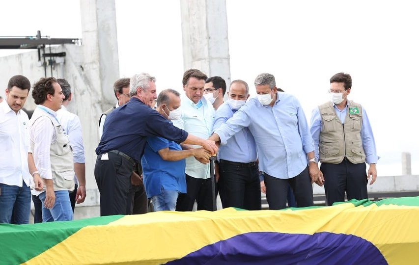 Arthur Lira gasta R$ 3 milhões com viagens pelo país e mundo afora Arthur Lira, Jair Bolsonaro e Fernando Collor na inauguração da 4ª Etapa do Canal do Sertão.