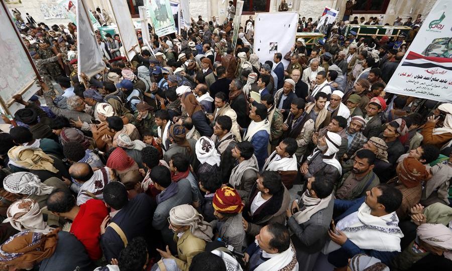 Possível ataque por drones deixa mortos e feridos nos Emirados Árabes Unidos Apoiadores dos houthis participam de funeral de rebeldes que foram mortos no conflito no Iêmen, em Sanaa, 4 de janeiro. O grupo iemenita assumiu a autoria de ataques nos Emirados Árabes Unidos nesta segunda-feira, 17 de janeiro