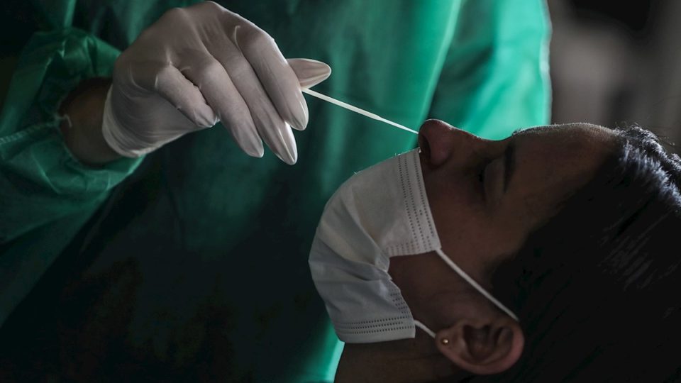Brasil registra 132 mil novos casos de Covid-19, recorde da pandemia Paciente faz teste para detectar a Covid-19