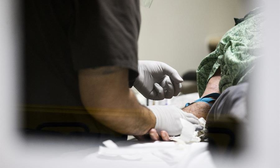 Estado americano desiste de usar raça como critério para tratamento de Covid Paciente de Covid-19 é atendido em hospital em Chula Vista, Califórnia, Estados Unidos