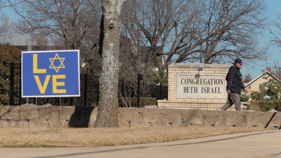 Dois adolescentes são detidos na Inglaterra por relação com sequestro em sinagoga no Texas Britânico de 44 anos manteve quatro pessoas sob a mira de uma arma na Congregação Beth Israel, em Colleyville; incidente terminou com sequestrador morto e os reféns libertados