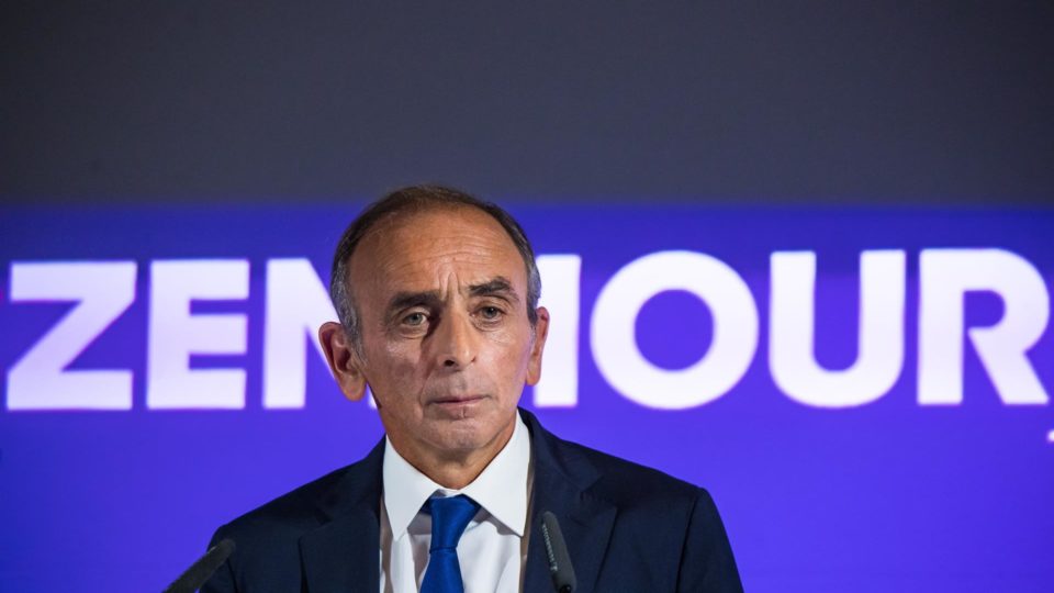 Candidato à presidência da França é condenado por “discurso de ódio” Antes do anúncio da sentença, Éric Zemmour havia declarado que o processo era uma tentativa de “intimidação” e que não iria se “calar”