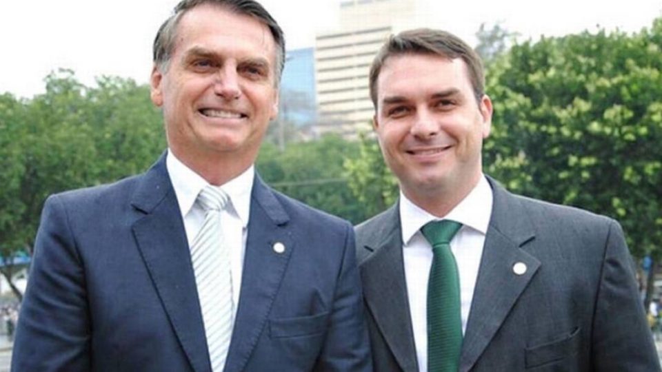 Bolsonaro sabia de operação contra Flávio, diz Weintraub O presidente Jair Bolsonaro e seu filho Flávio, senador pelo RJ
