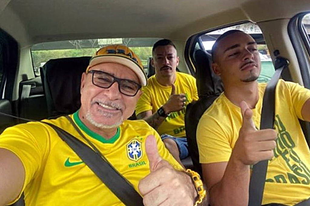 Fabrício Queiroz (de óculos) vai a ato pró-Bolsonaro de 7 de setembro: acusado de envolvimento em rachadinha no gabinete de Flávio Bolsonaro.